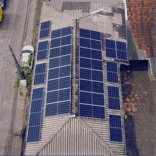 Instalação de sistema fotovoltaico em Palhoça - Santa Catarina - 52 paineis de energia solar sobre o telhado de uma empresa
