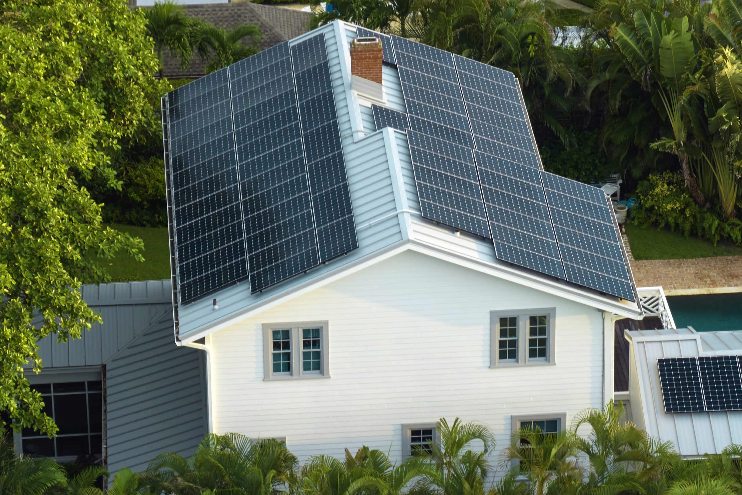 Vista aérea de uma residência com um avançado sistema fotovoltaico